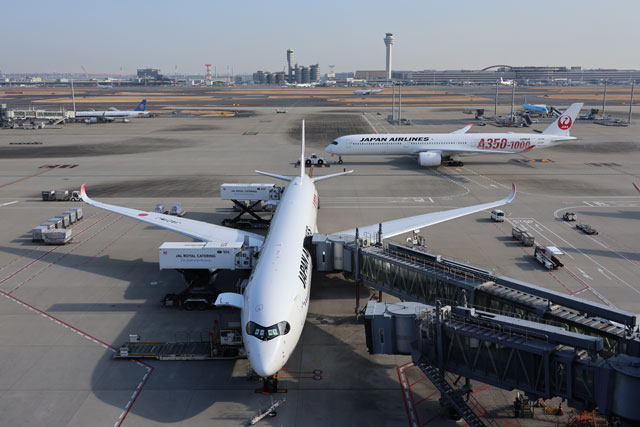 JAL、A350-1000が就航1周年 初便と同じNY行きで記念品