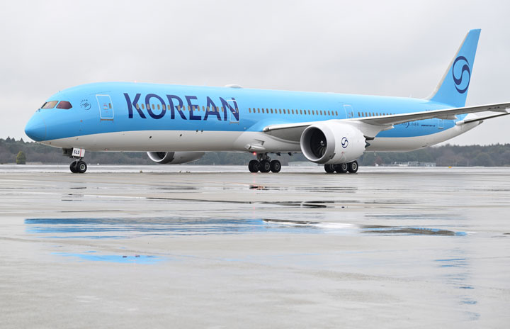大韓航空、初の新塗装787-10就航 雨の成田に初便