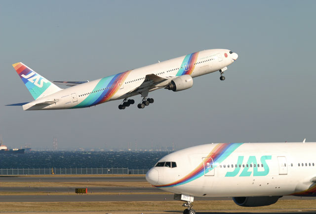 旧JASの777初号機、”白塗り”で売却先へ レインボーセブン初の退役機