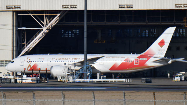 聖火輸送機、格納庫から姿現す 成田でエンジン試運転