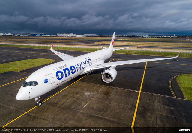 JAL、ワンワールド塗装A350初受領 トゥールーズで15号機