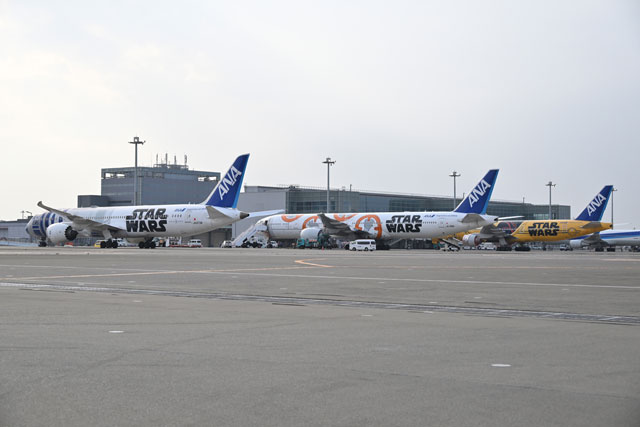 ANA、BB-8ジェット退役 雨の羽田にスターウォーズ3機並び