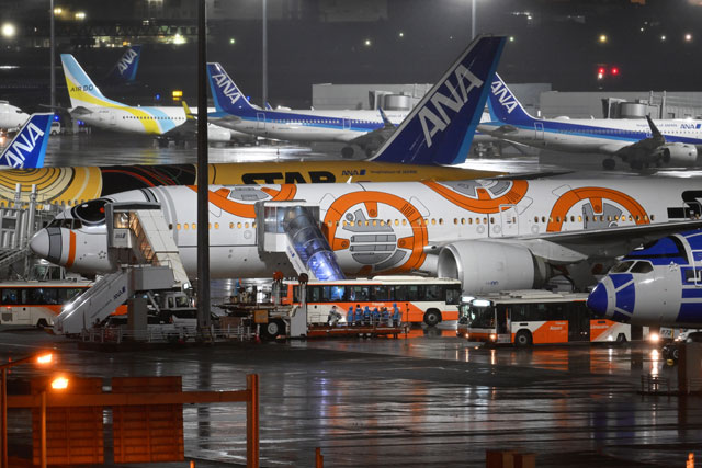 ANA、BB-8ジェット退役 雨の羽田にスターウォーズ3機並び