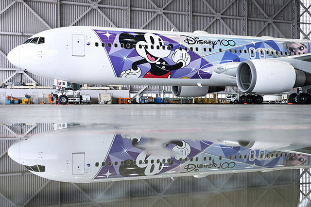 JAL、ディズニー設立100周年のデカール機公開