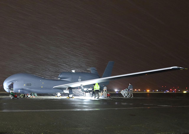 空自、無人偵察機グローバルホーク初飛行