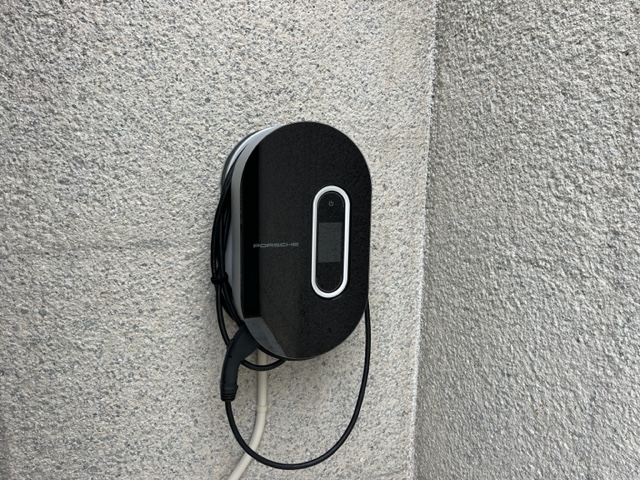 ポルシェ（Taycan）充電ドック取付け工事｜アンテナ・エアコン・EV