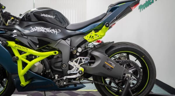 ZX-10R (11-23) 好きなポジションに設定できるアルミサブケージ｜AxxL