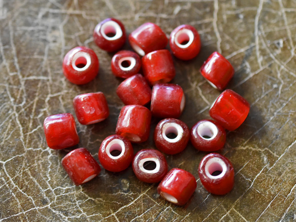 2508】ANTIQUEホワイトハーツ濃赤筒型大粒ビーズ20個セット【とんぼ玉