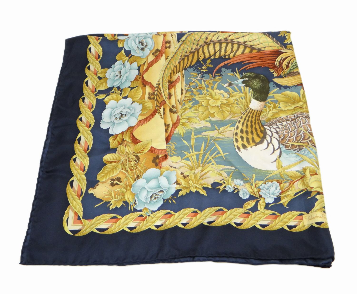 SalvatoreFerragamo フェラガモ 鳥 花柄 シルクスカーフ ネイビー系