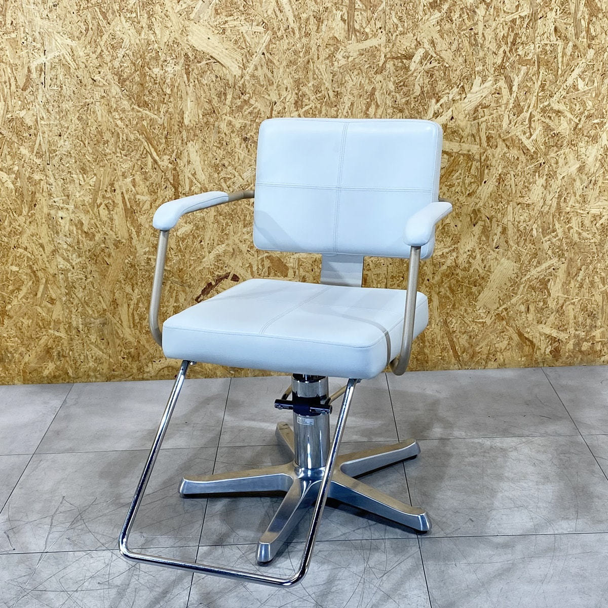 中古】タカラベルモント スタイリングチェア 『THEIAシリーズ Carre