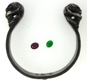 ストップライト・2スカルバングルのスカルノ目にスタールビー、翡翠の