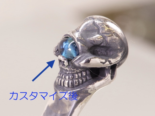 ストップライト・2スカルバングルのスカルの目に、レッドガーネット