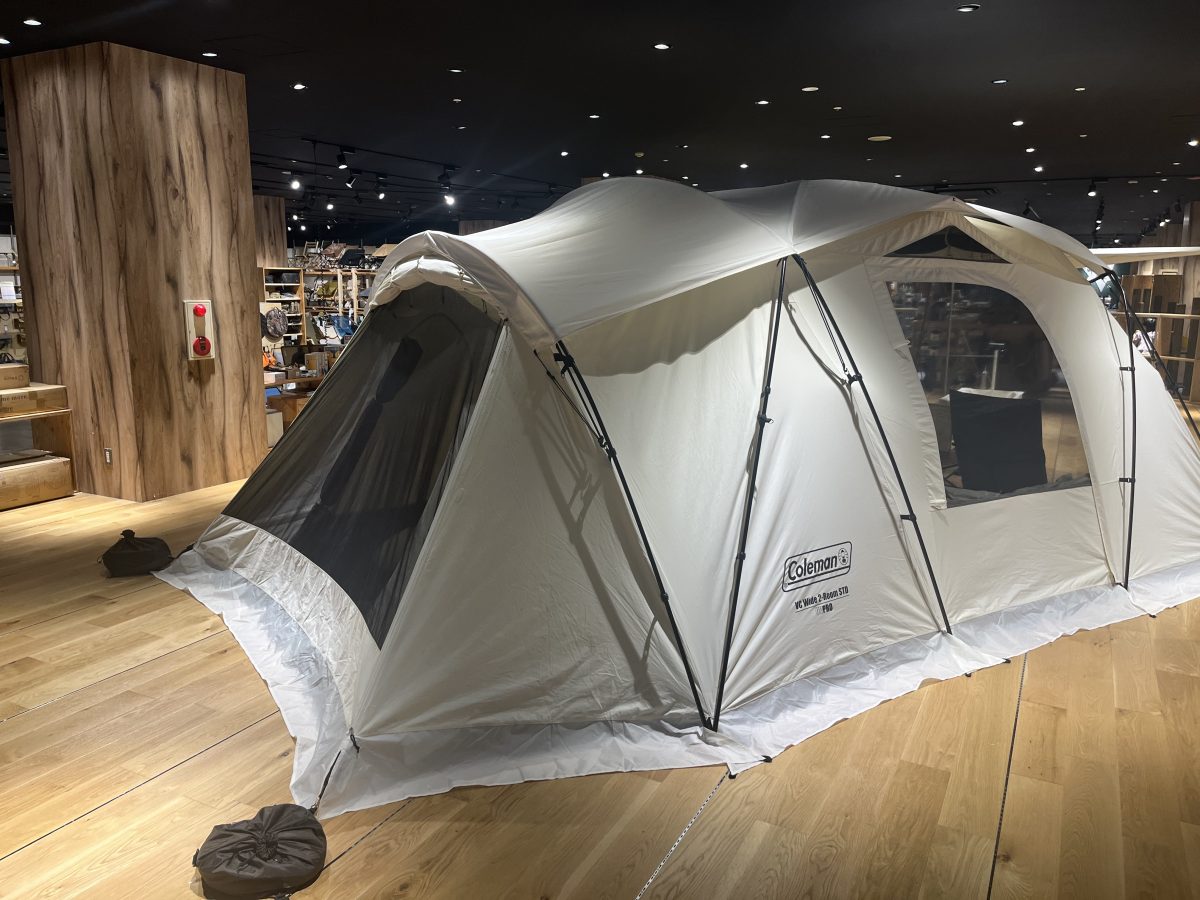 新作は上品なホワイト系！アルペンアウトドアーズ×コールマンの共同