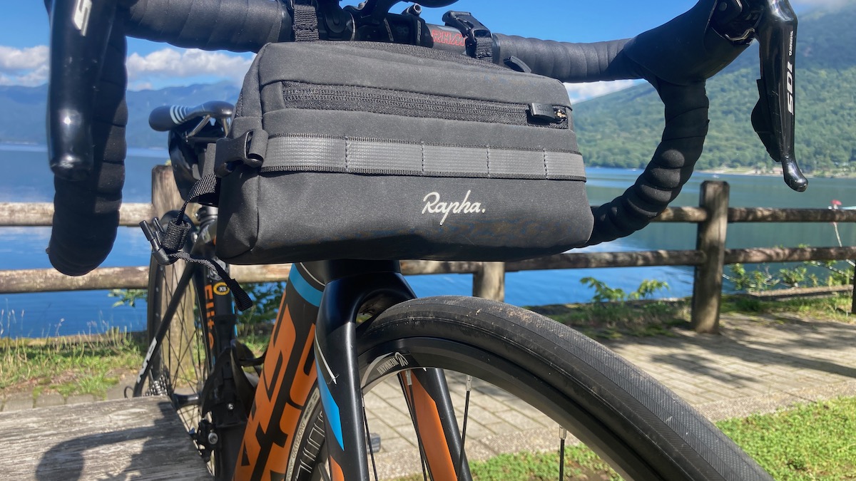 愛用者が語る！ロードバイクに乗るなら「Raphaのバーバッグ」がハズせ