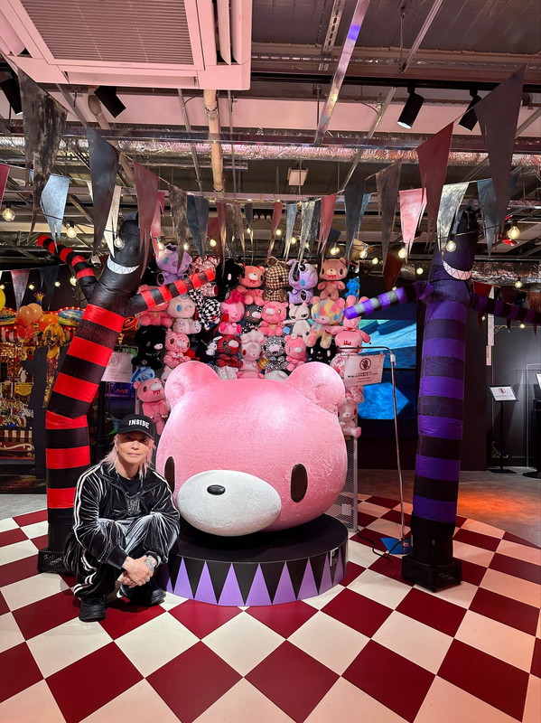 HYDEがポップアップストアをサプライズ訪問、ファンへのサインや“隠れ