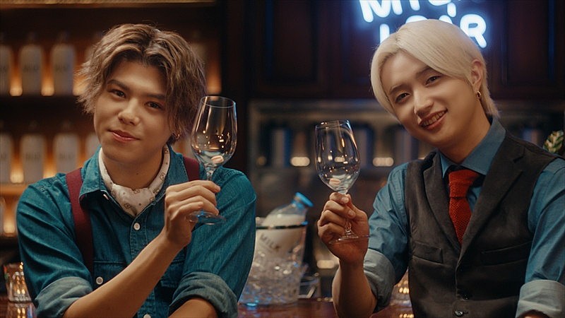 BE:FIRSTのJUNON／LEOがバーテン姿を披露、UHA味覚糖『特濃ミルク8.2