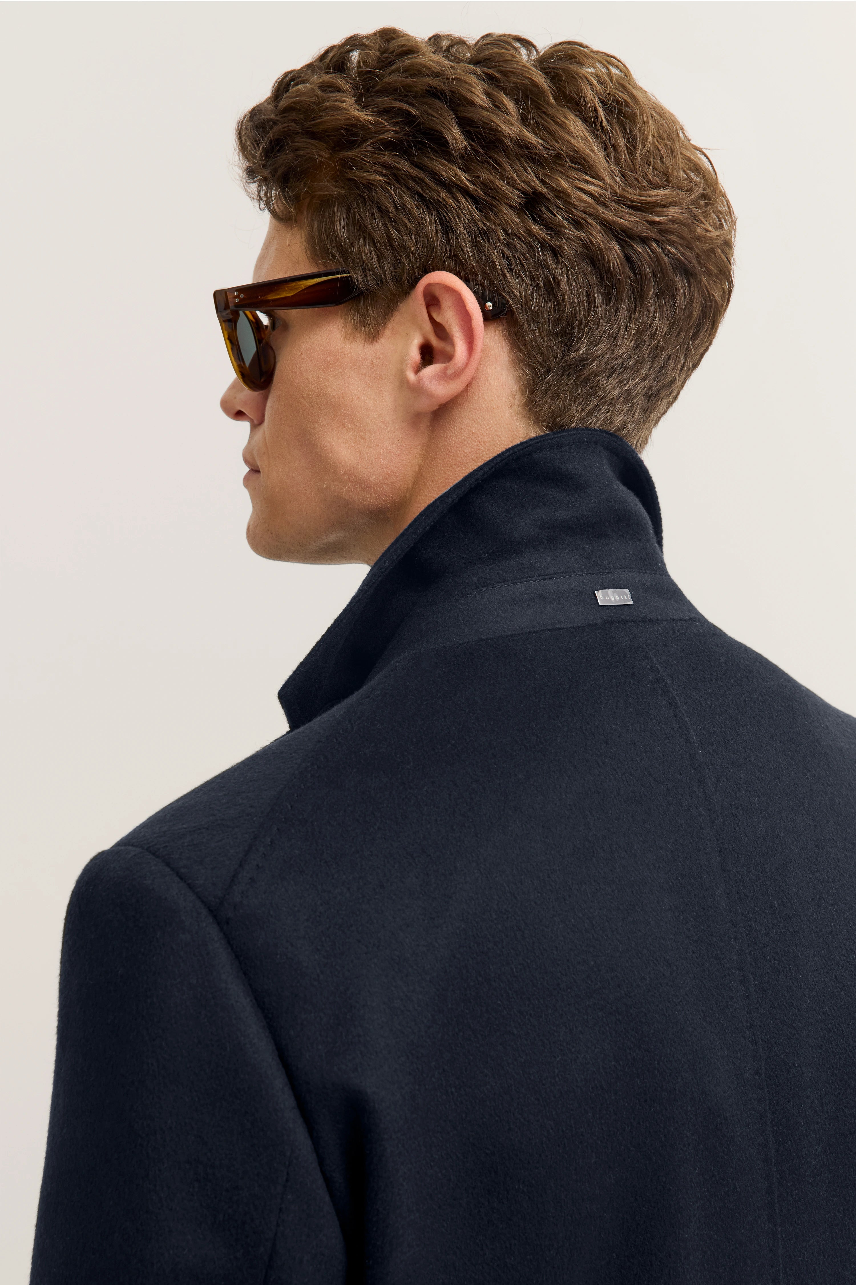 Lapel collar cashmere coat with button placket in navy | Bugatti