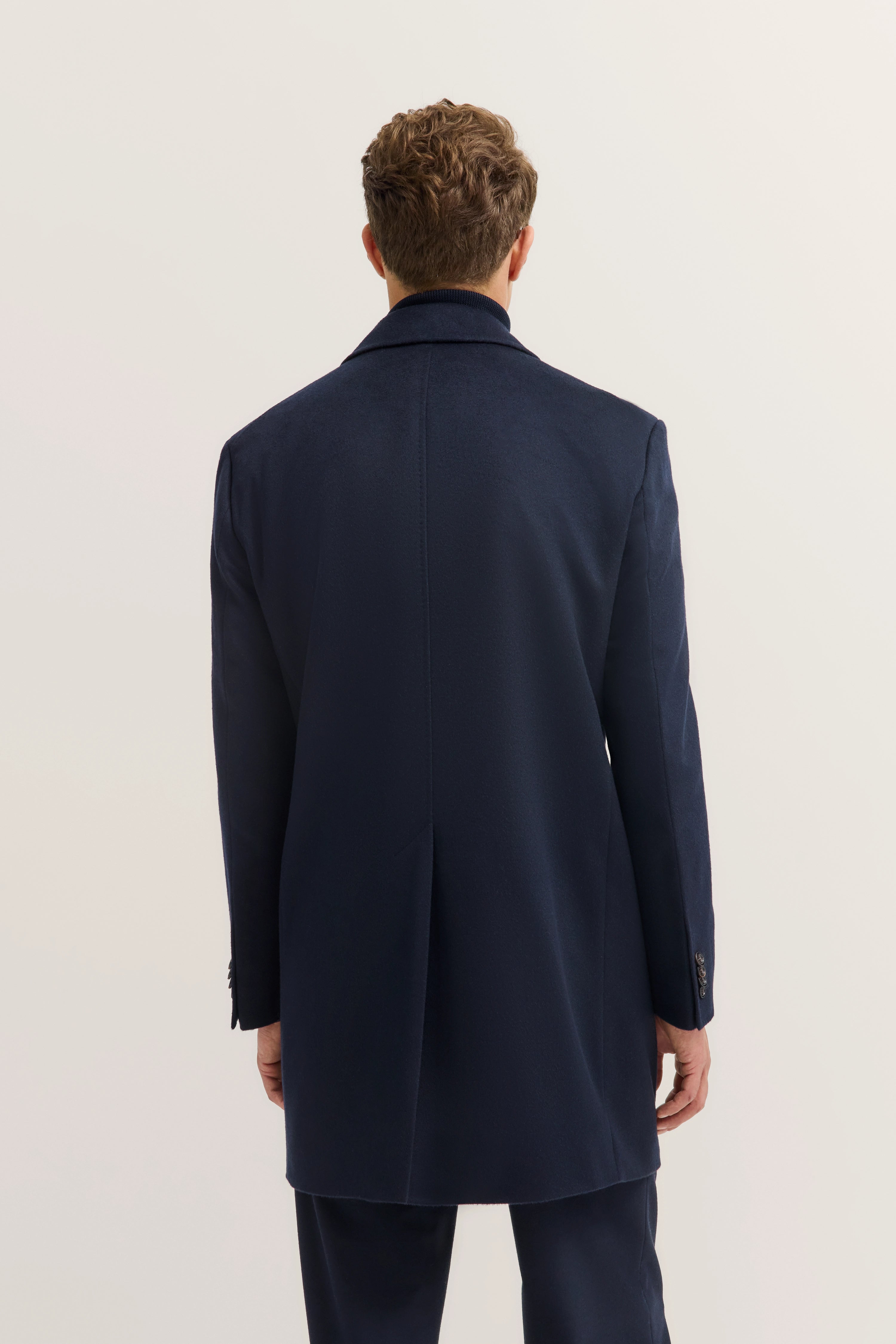 Lapel collar cashmere coat with button placket in navy | Bugatti