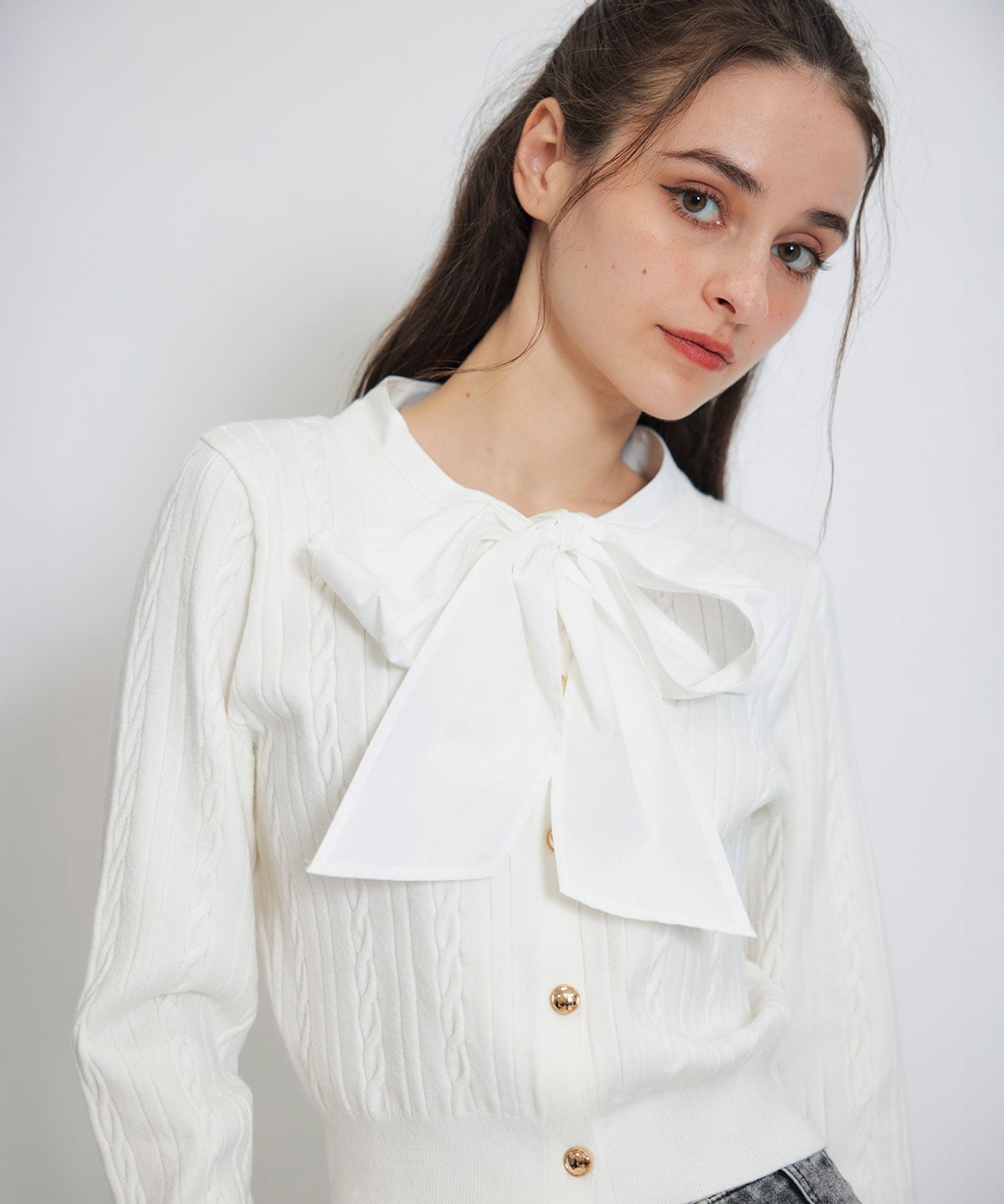 エンブレムボタンケーブルリボンタイニットトップス(F オフホワイト