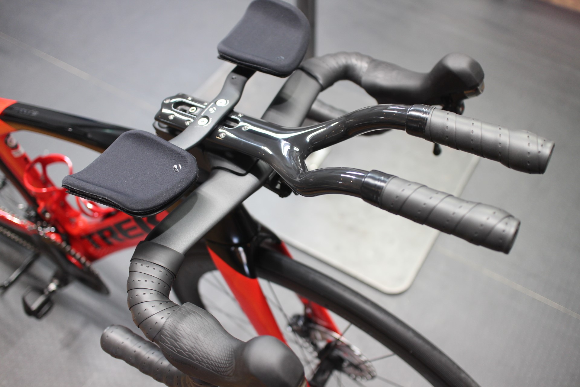 TTバイクに早変わり！マドンSLRハンドルに専用DHバー取り付けを実践