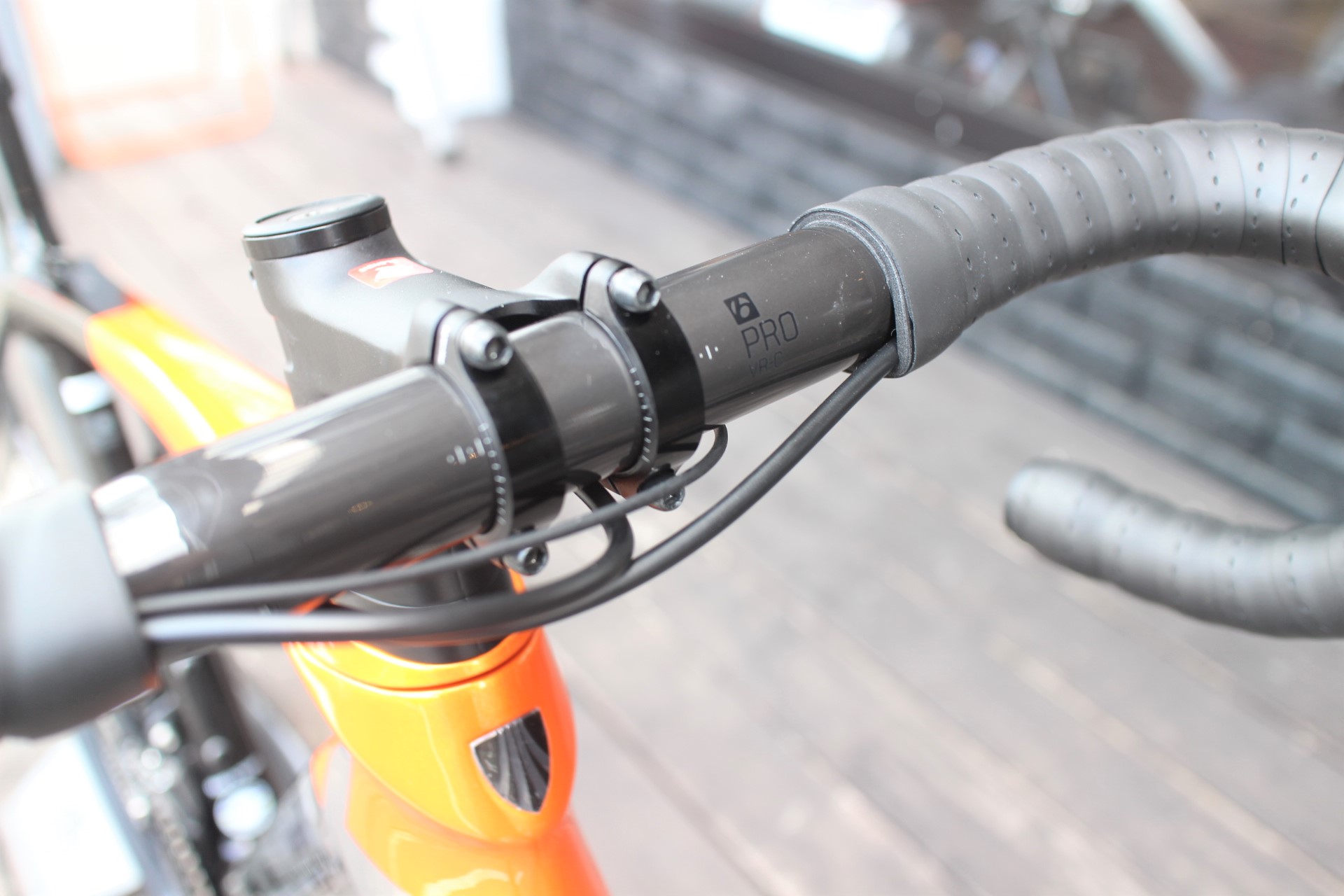 ボントレガー「Pro VR-C Road 」お手頃なロード用カーボンハンドルが新