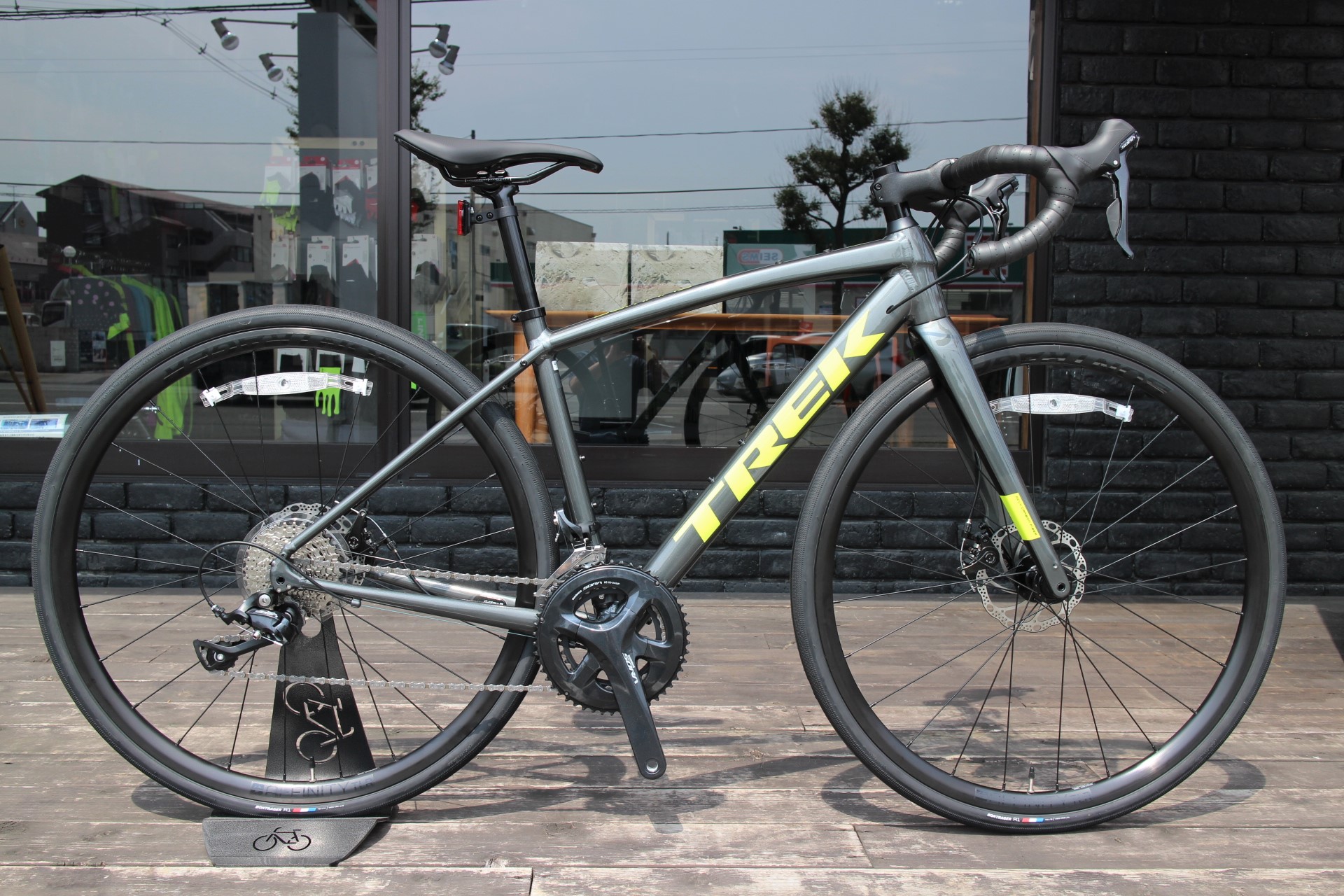 トレック 2021年 Domane AL3 Disc グラベル性能を受け継いだ万能ロード