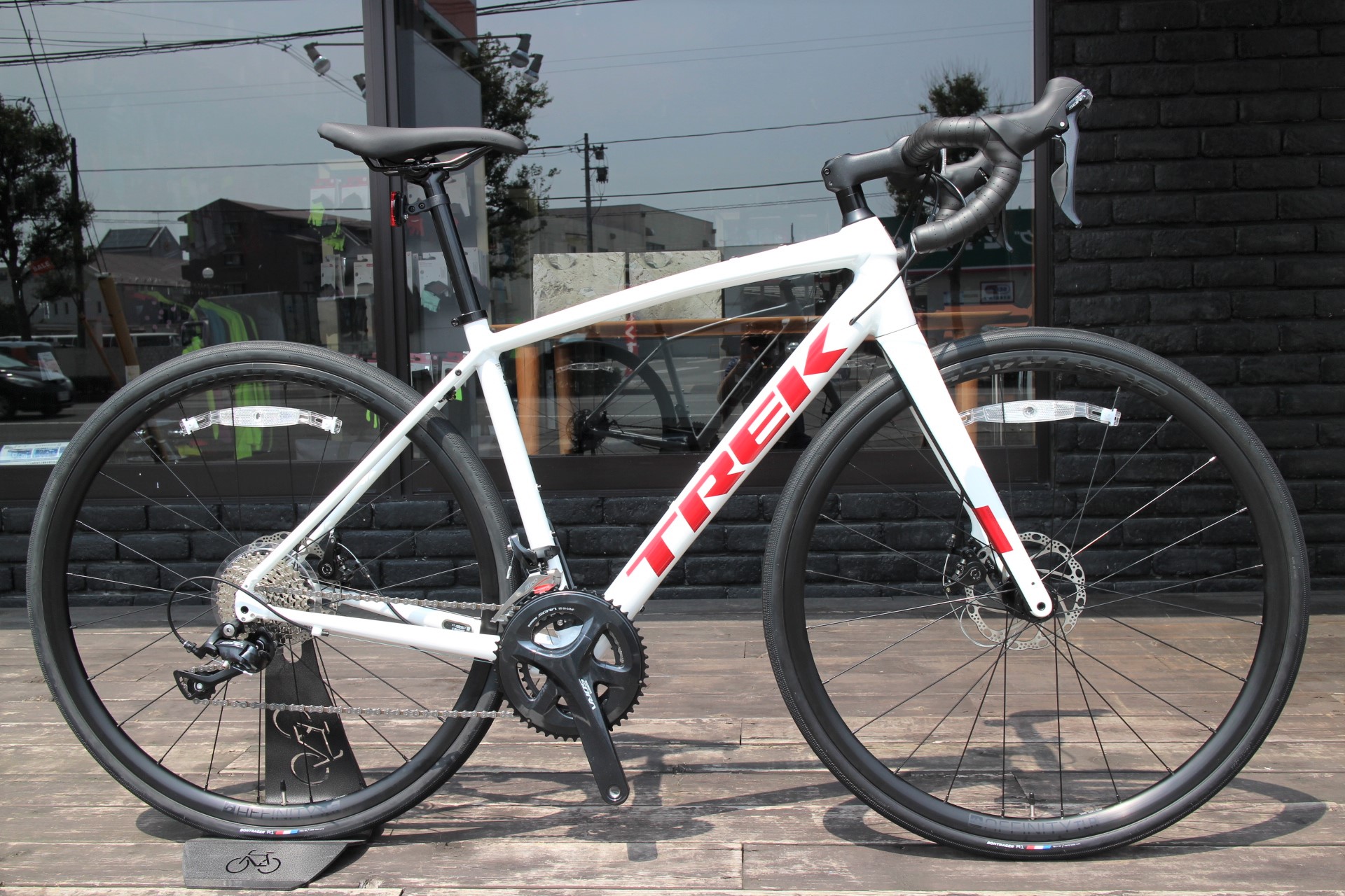 トレック 2021年 Domane AL3 Disc グラベル性能を受け継いだ万能ロード