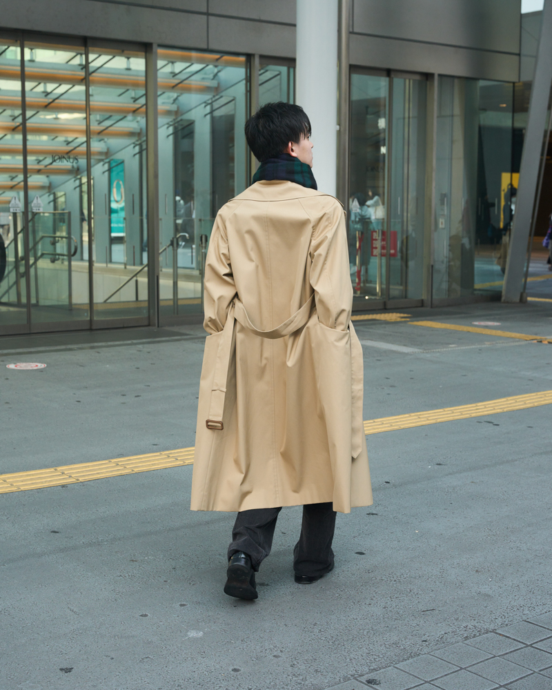 ジョンストンズのマフラー×最新アウターで魅せるスタッフ冬の出勤