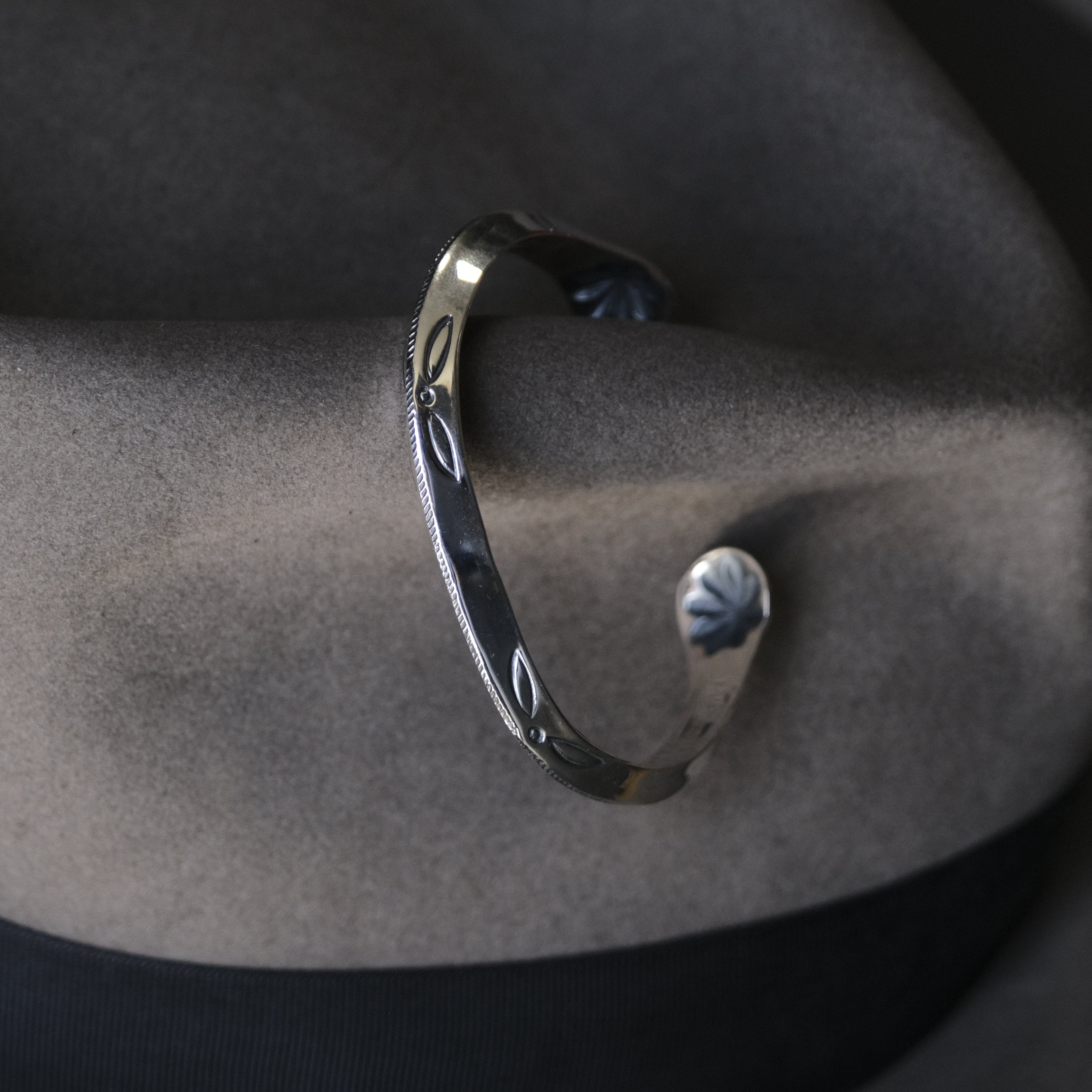 Larry Smith Triangle Side Shell Bracelet – BROGUE