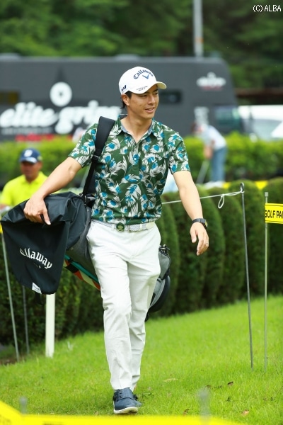 キャディバッグ、あなたなら担ぐ？それとも手押しカート？ “担ぎ”を