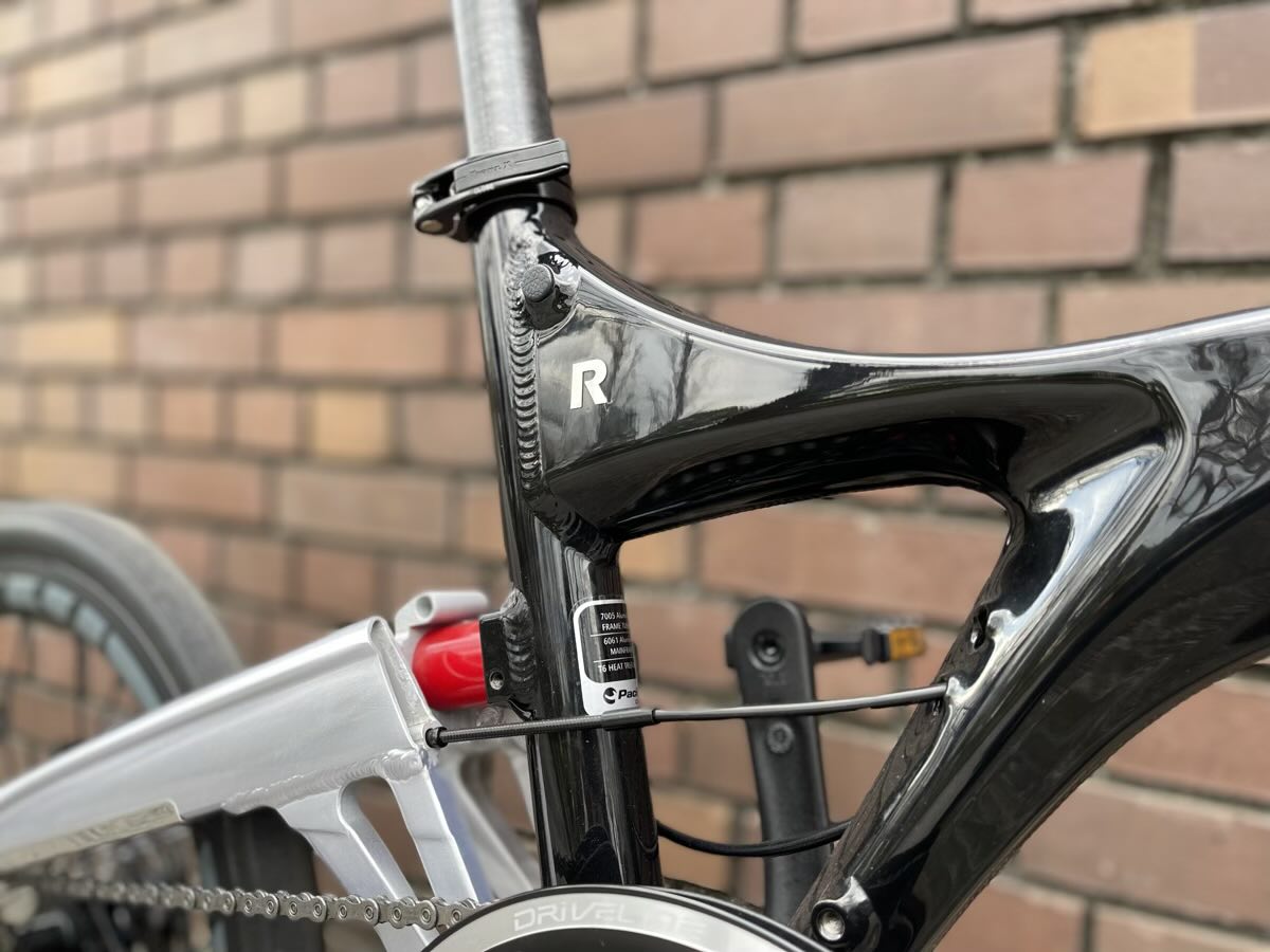 birdy】圧倒的な存在感。「birdy R」という名のハイスペックマシン