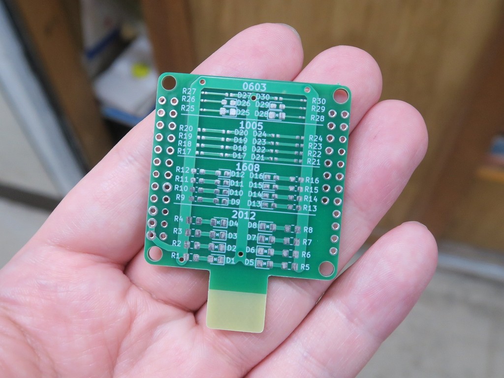 半田付け成功をLEDで判定。“0603”も実装できる「練習基板R1」が販売中
