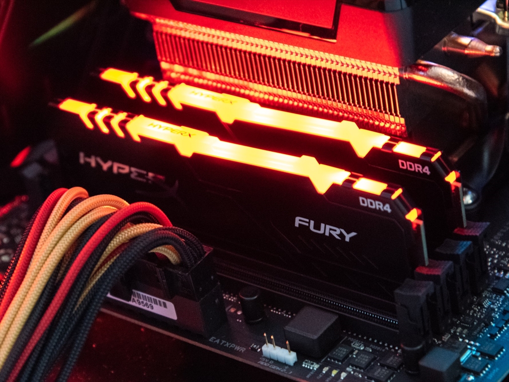 プラットフォームを選ばず使える“光る”DDR4メモリ「HyperX FURY DDR4