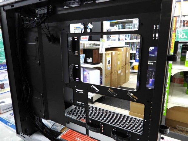 アキバ入荷情報) 背面コネクタ対応の天然木採用フルタワーPCケース