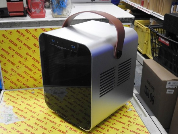 レザーハンドル付きで持ち運べるコンパクトMini-ITXケース「BO 100」が