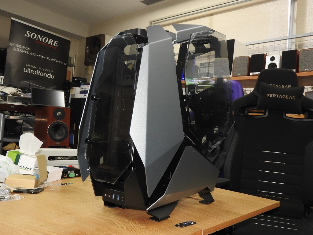 2年前に発表されたオープンフレームPCケース、JONSBO「MOD5」を独自