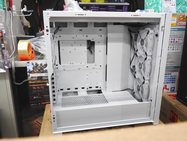 さらに白くなったCORSAIRのミドルタワーケース「iCUE 5000X RGB QL