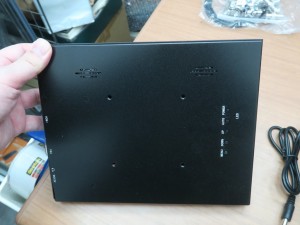 レトロPCやアーケード基板も映る、15kHz/31kHz動確済みの9.7型2K液晶が