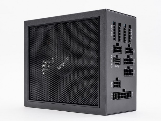 ほぼ無音で動く欧州血統の最新TITANIUM電源、be quiet!「Dark Power 13