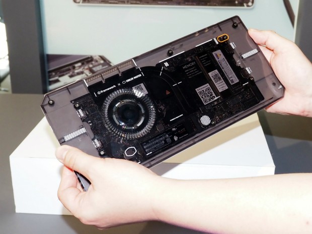 COMPUTEX：ノートPC用マザーボードをデスクトップPCにする超薄型ケース