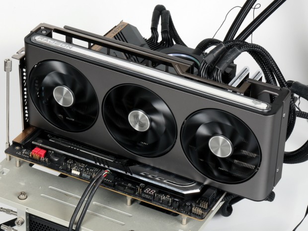 SAPPHIRE自慢の超静音トリプルファンクーラーを搭載する「Radeon RX