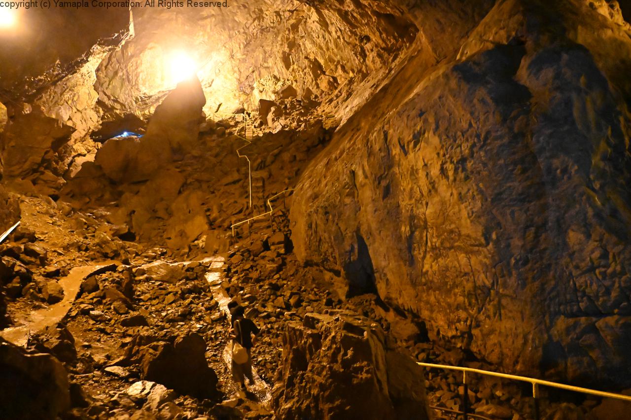 冷気漂う巨大な洞窟 | 滋賀ガイド！