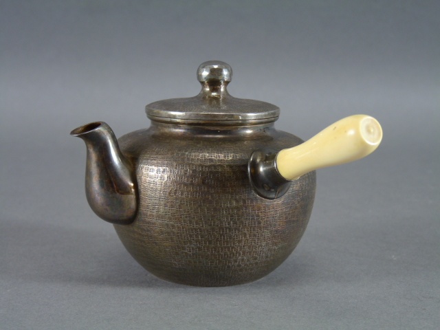 東京都 練馬区で純銀の急須(銀瓶)や木製の葉盆などをお譲り頂きました