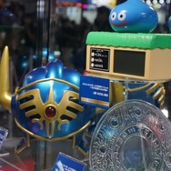 メタリックブルーに輝く「ロトの兜」がクール！「ドラクエ ふくびき所