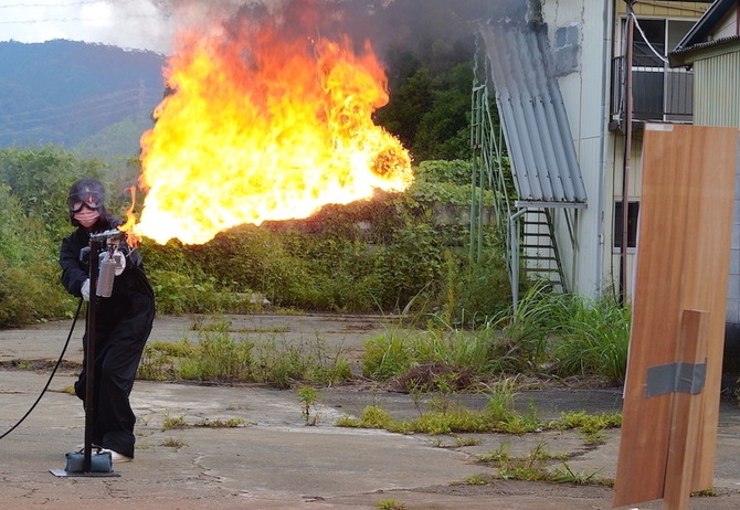 ファークライ6』みたいに火炎放射器って作ってもいいの？専門家に訊