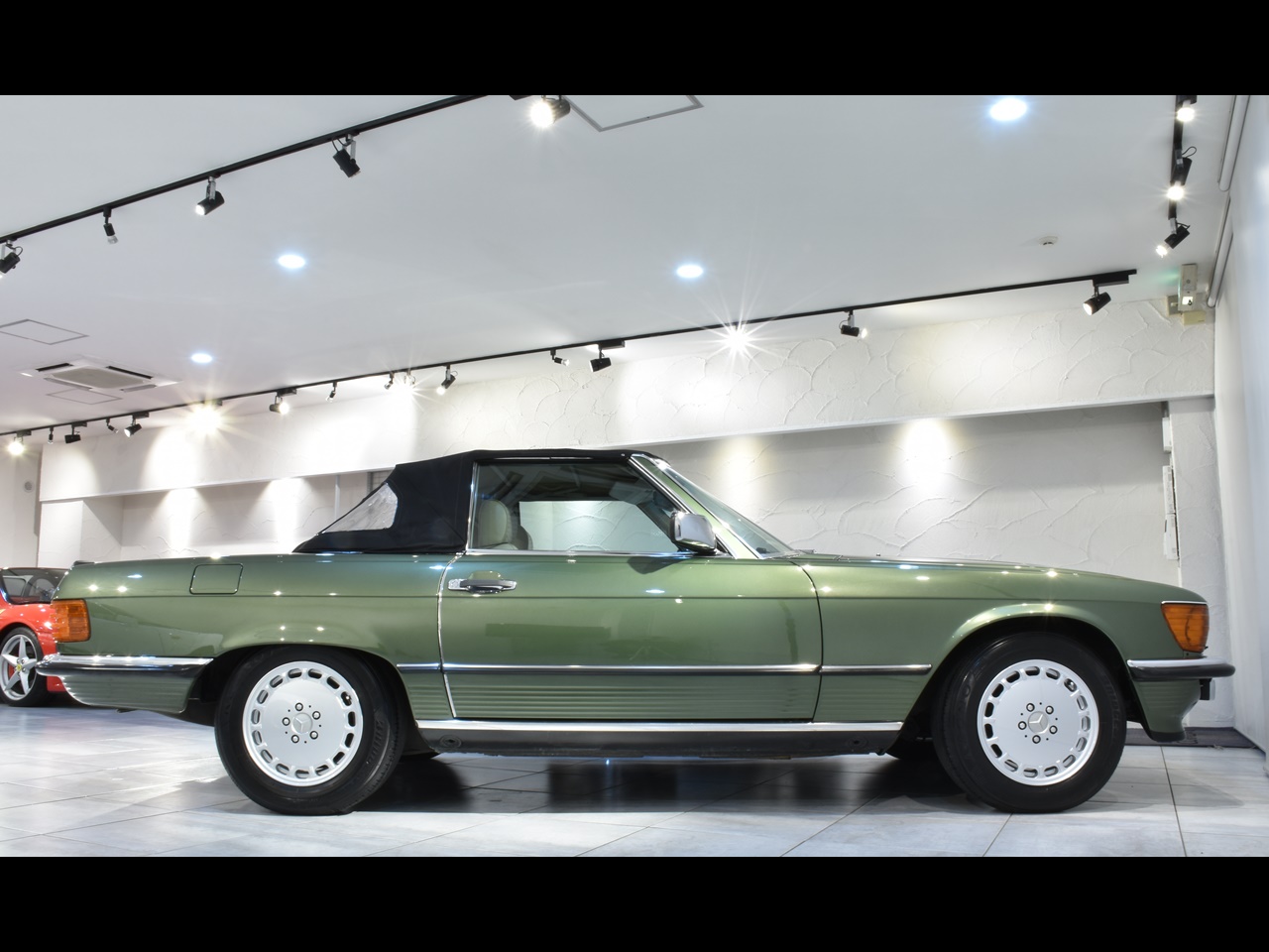 メルセデスベンツ|SLクラス|560SL 過去販売車輌 サイプレスグリーン の