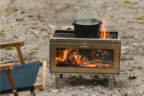 3面ガラスで火が踊る！調理もできる万能な多機能薪ストーブがロマン