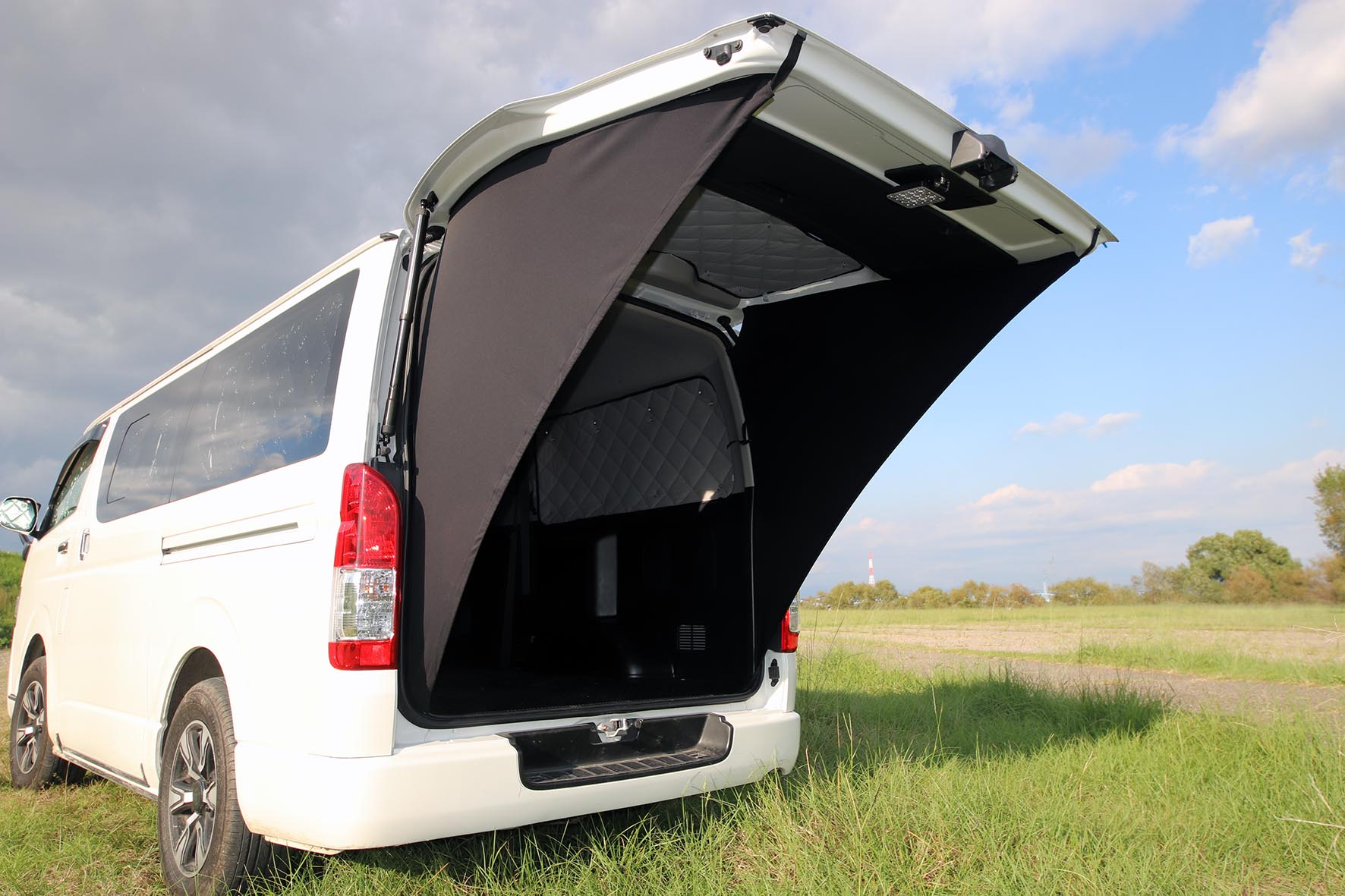 ハイエース専用のリアゲートタープ 「アイズブロッカー」で雨風を
