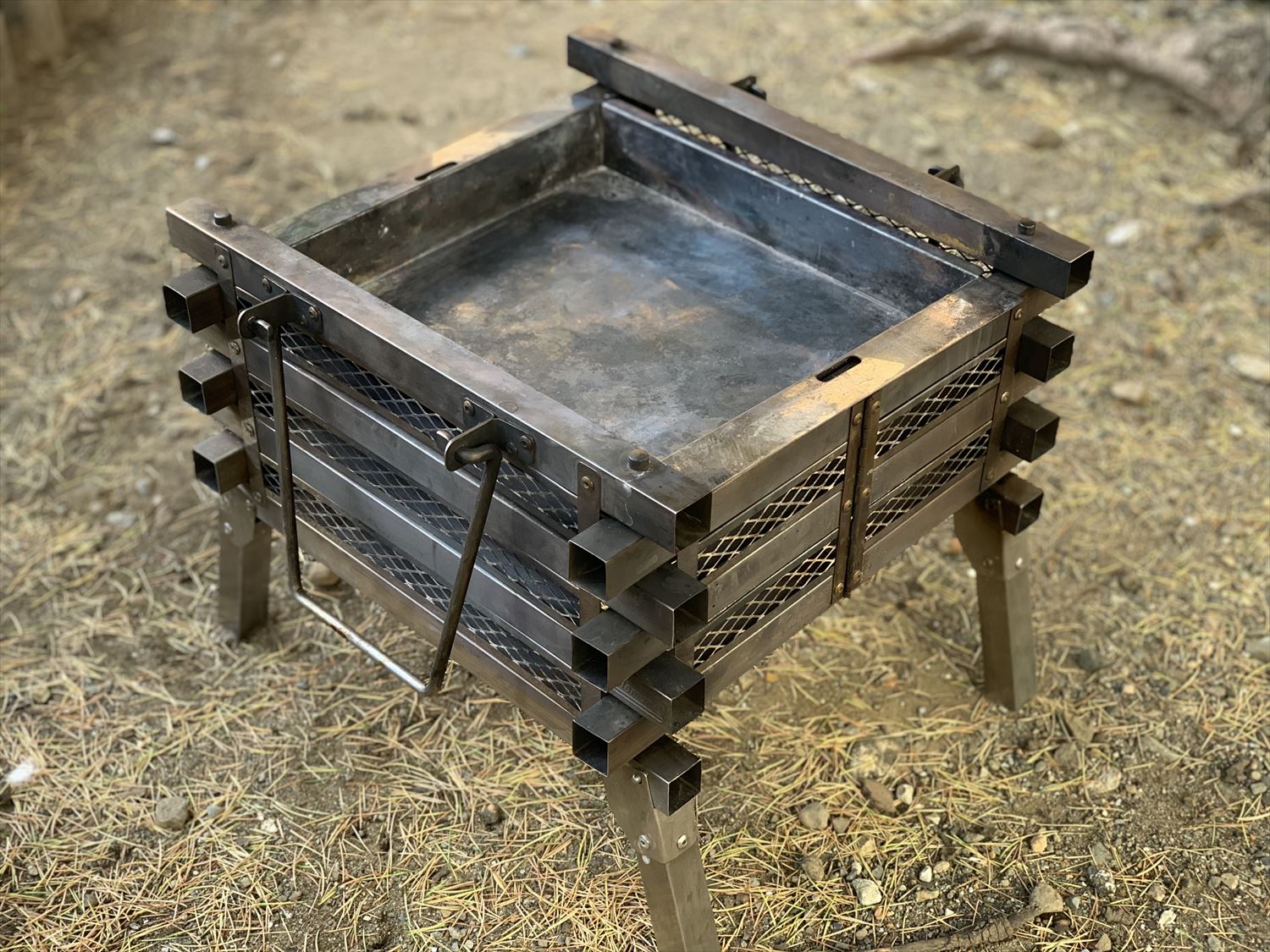 ロングセラーの焚き火台04】コールマン：ステンレスファイアープレイス