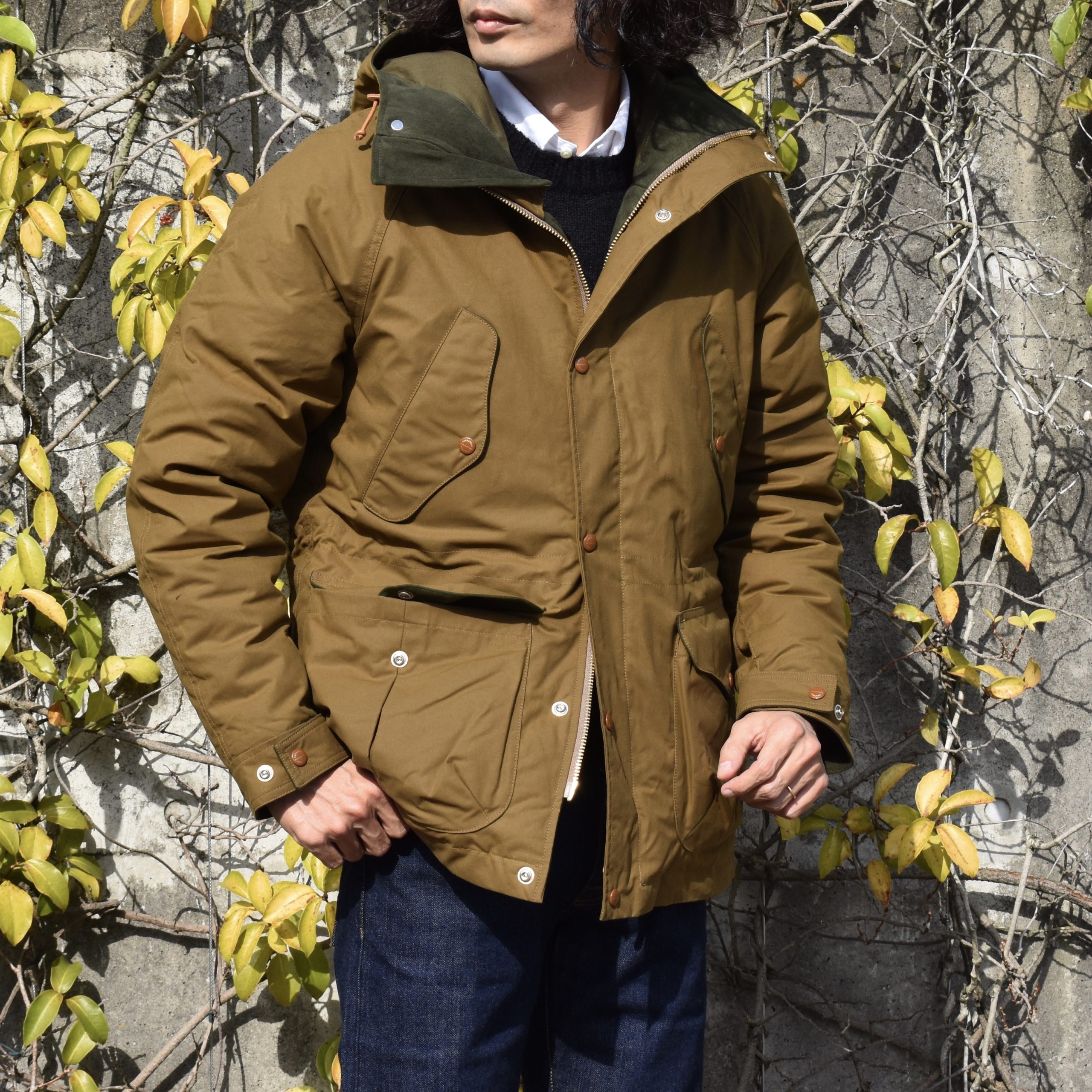 過酷なアウトドアにも耐えうるような男らしい表情ながら、着やすさや